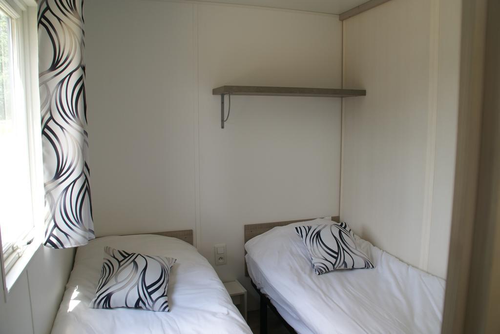 Les Roulottes & Cottages Du Moulin Chenillé-Changé Habitación foto